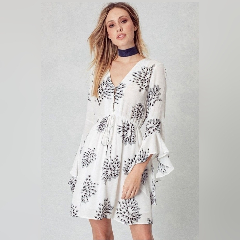 Prómesa White Black Abstract Floral Flowy Sleeve Boho Mini Dress